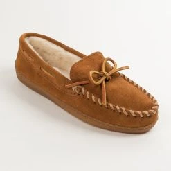 Minnetonka Moccasin Co 'Minnetonka' Men's Pile Lined Hardsole Moc Slipper - Brown (Wide)